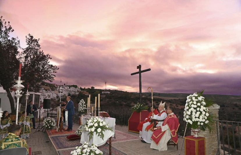 Monseñor José Rico Pavés preside la Eucaristía en la localidad diocesana de Setenil de las Bodegas