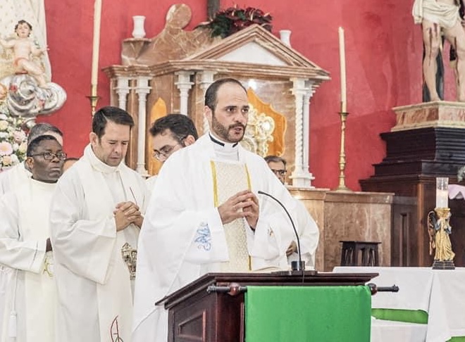 El sacerdote Ángel Puentes toma posesión como párroco de Nuestra Señora de los Ángeles y San Sebastián