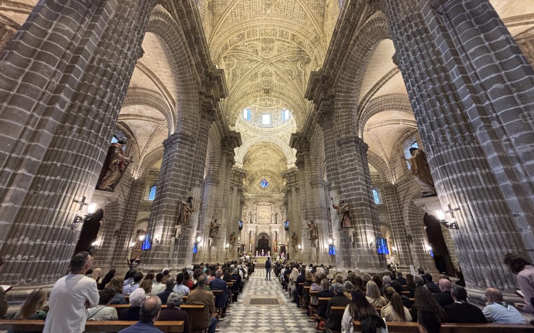 Una Catedral abarrotada reza por el descanso eterno del Papa Francisco